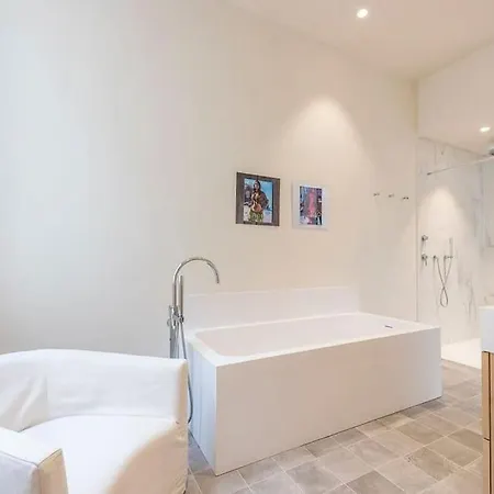 Elegant Retreat In 7th - Chic & Stylish Apartament