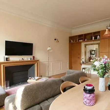 Elegant Retreat In 7th - Chic & Stylish Apartament